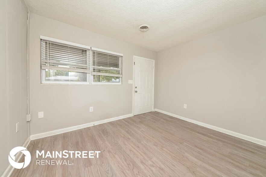 Building Photo - 3305 19th Ave W