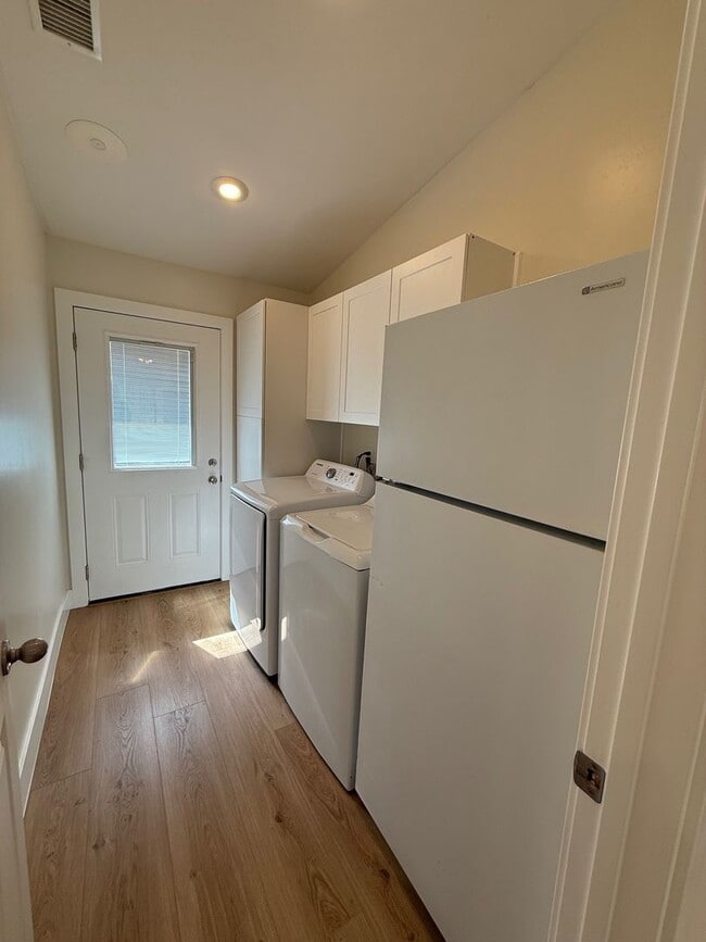 Building Photo - Beautiful 3 Bedroom 2 bath home in well de...
