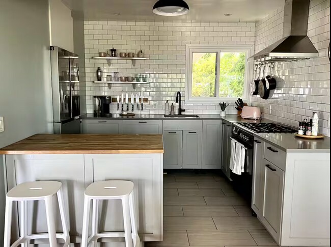 Building Photo - Your very own slice of Paradise...FURNISHE...