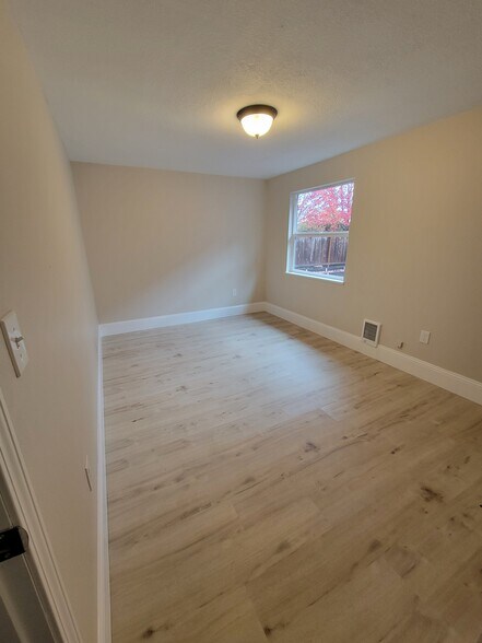 Building Photo - 12835 SW Grant Ave