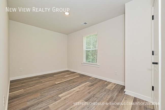 Building Photo - 514 12th Ave NE