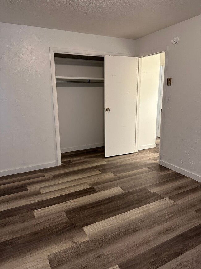 Building Photo - Recently remodeled 3 bed, 1 bath Duplex in...