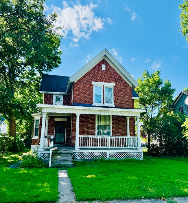Building Photo - 1018 8th St S