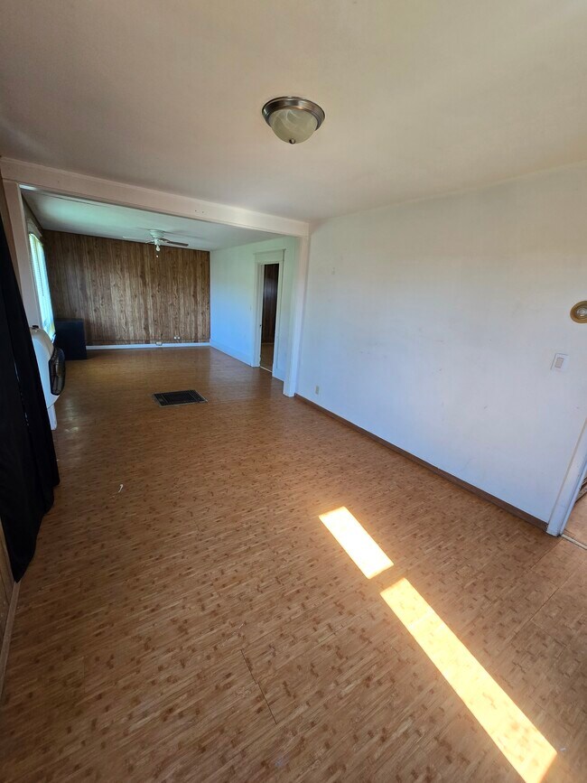 Building Photo - 409 3rd St S