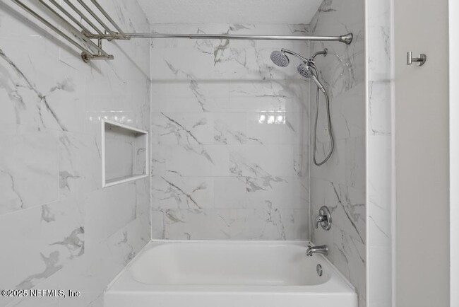 Building Photo - 411 Walnut Dr