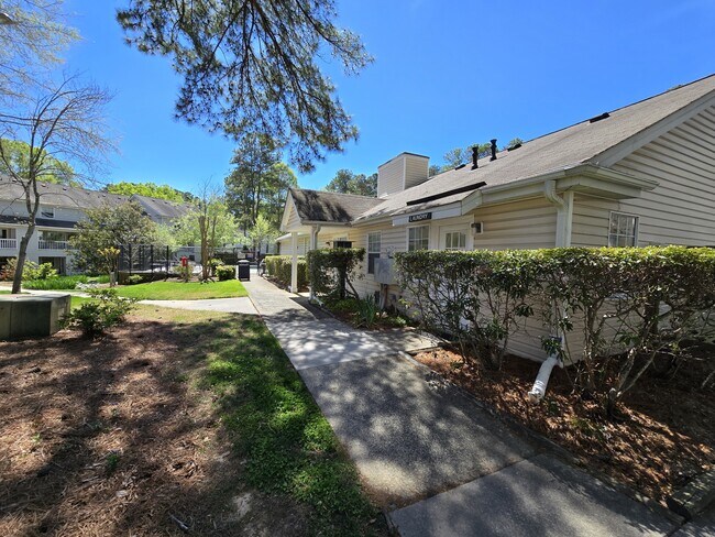 Building Photo - 117 Kingsbury Dr
