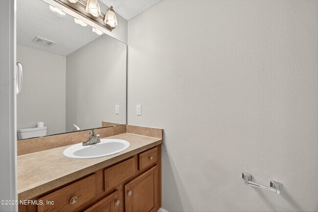 Building Photo - 655 Scrub Jay Dr
