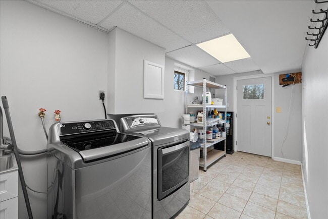 Building Photo - "Spacious 5-Bed split level Gem with Finished Basement & Fireplace on Brompton St, West Springfie...