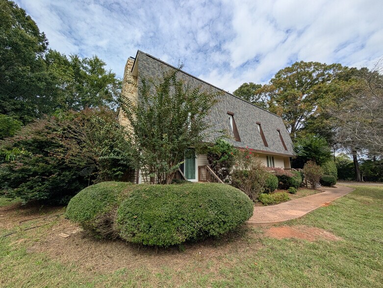Building Photo - Room in House on Ranson Rd