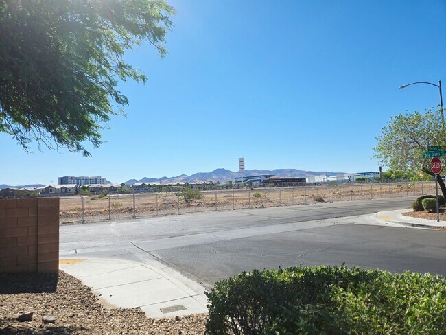 Building Photo - ACCEPTS SECTION 8 - BEAUTIFUL MUST SEE 3BD/2BA IN SOUTHWEST