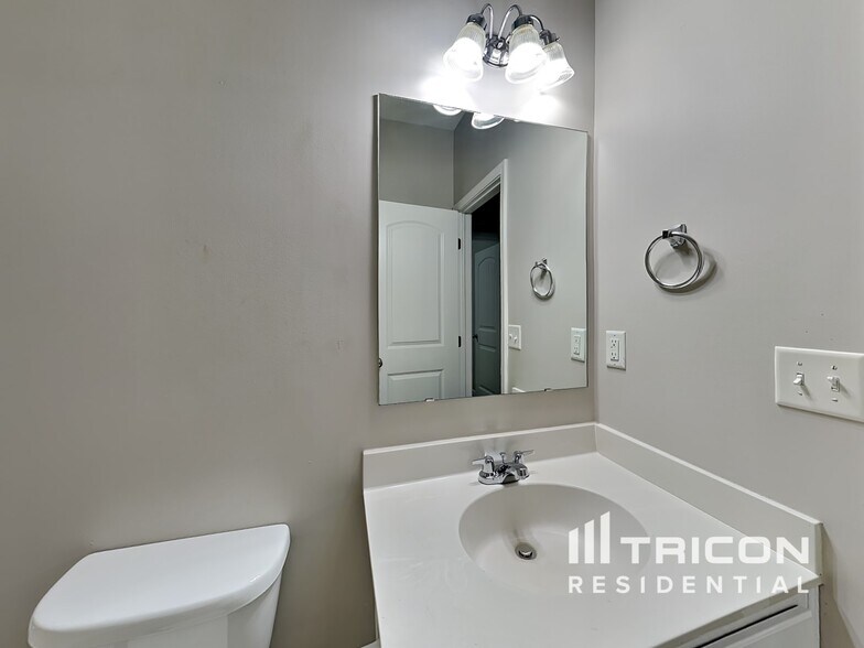 Building Photo - 7802 Bluefin Trail