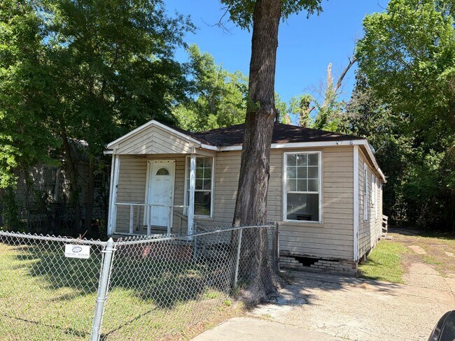 Building Photo - Cute Two Bedroom Home