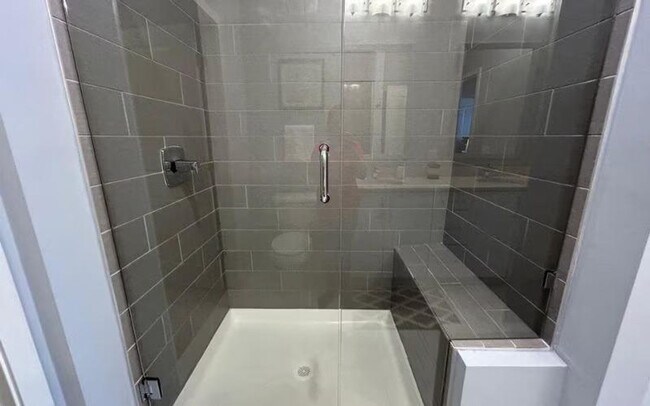 Building Photo - 220 Sandy Springs Cir