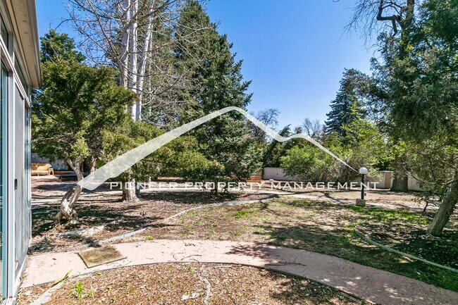 Building Photo - Spacious Home with Fenced Yard and Washer/Dryer