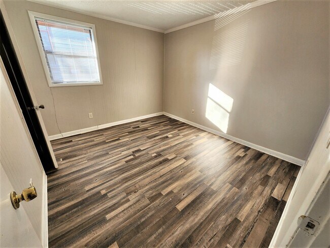 Building Photo - Location, Location, Location!! Remodeled 2BR/1BA duplex unit in East Nashville