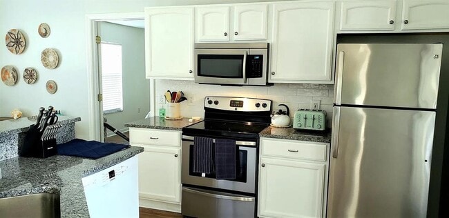 Building Photo - 99 Rickenbacker Dr