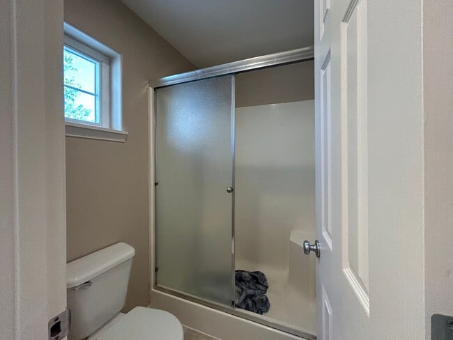 Building Photo - Gorgeous 4 Bed, 2.5 Bath House!