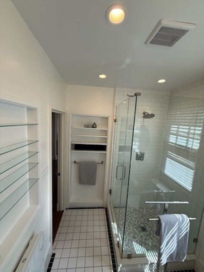 Building Photo - *DREAM LOCATION* 6BR Completely Renovated Duplex