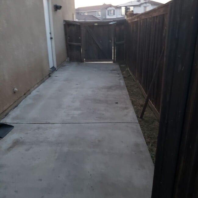 Building Photo - GORGEOUS 4 Bedroom** & 3 full bathrooms on a Cul-De-Sace Home!!