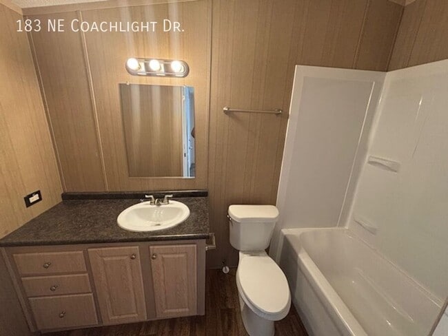 Building Photo - 183 Coachlight Dr