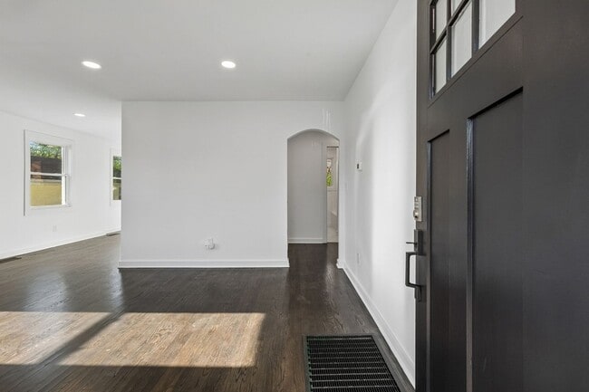 Building Photo - 902 Broadmoor Dr