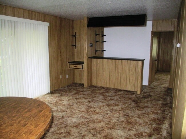 Building Photo - 2 Bedroom 2 Bath and 1,400 SqFt. $1,095 Re...