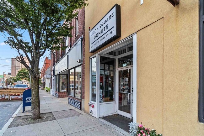 Building Photo - 16 Alston St