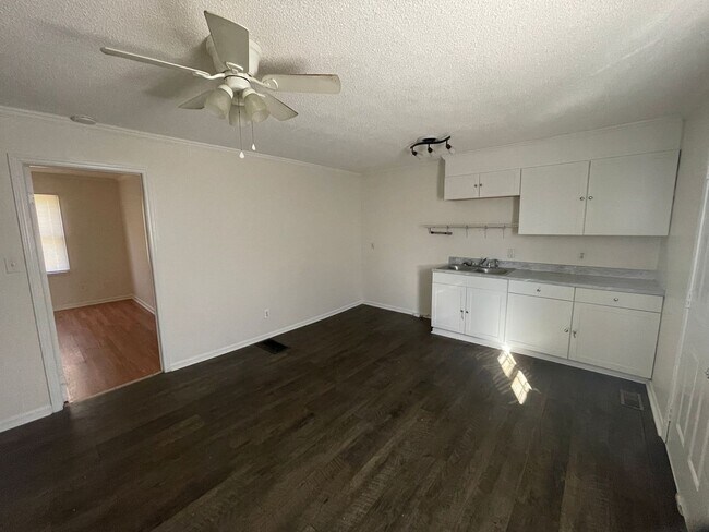 Building Photo - SRP-SH050-402 South 10th Street