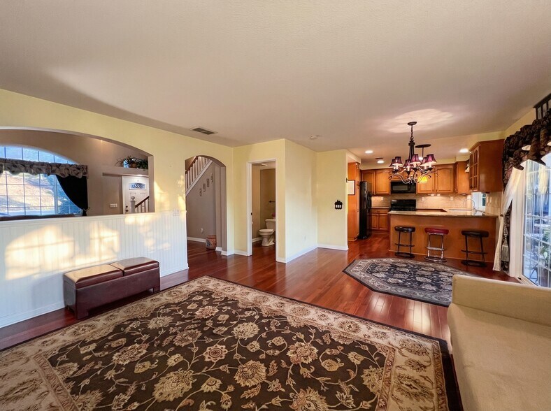 Building Photo - 1829 Mirador Dr