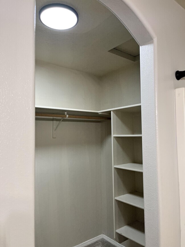 Building Photo - 2057 W Shy Creek Pl