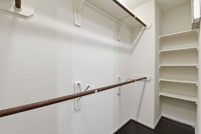 Building Photo - 3209 Clearview Cir