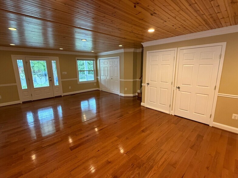 Building Photo - 1621 Oaklawn Ct