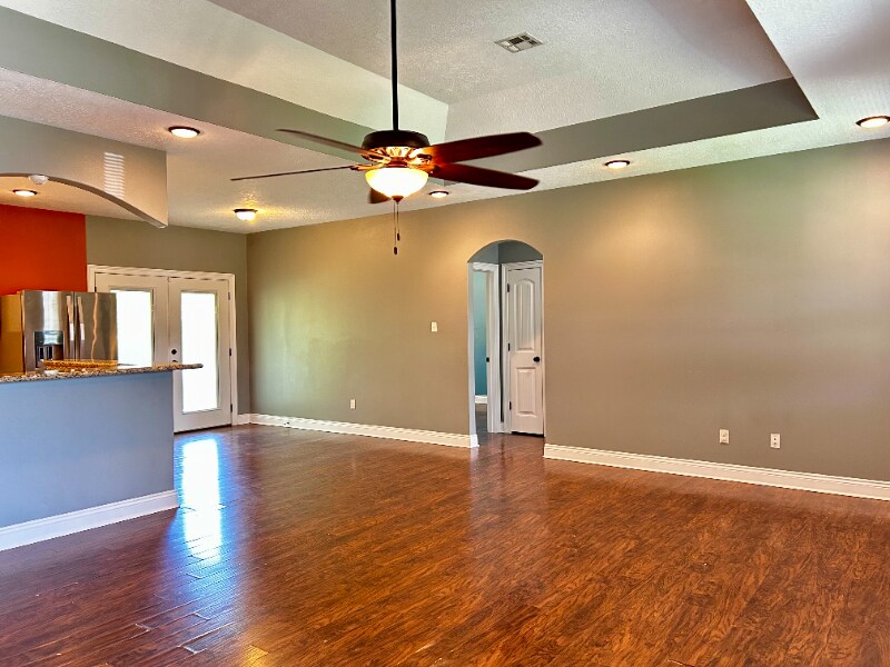 Building Photo - 123 Barbara Dr