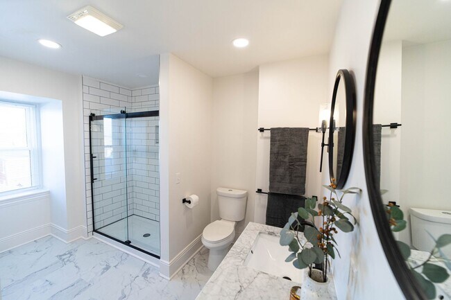 Building Photo - 617 E Chestnut St