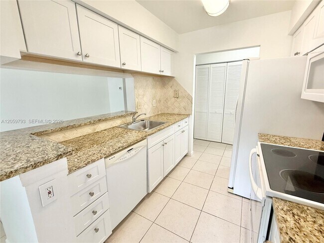Building Photo - 9755 Westview Dr