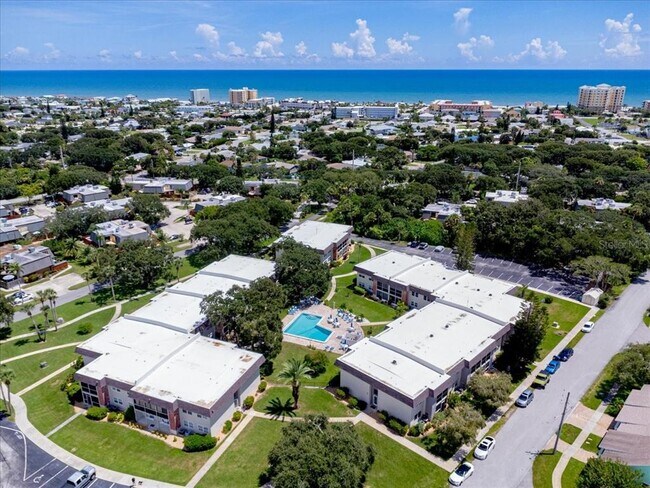 Building Photo - 3800 Saxon Dr