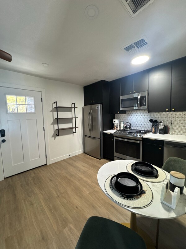 Building Photo - 1155 E Diamond St