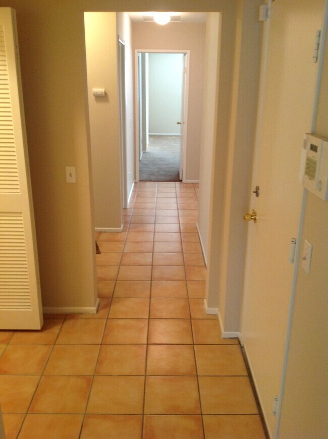 Building Photo - 3 BEDROOM, 2 BATHROOM CLOSE TO SCHOOLS!