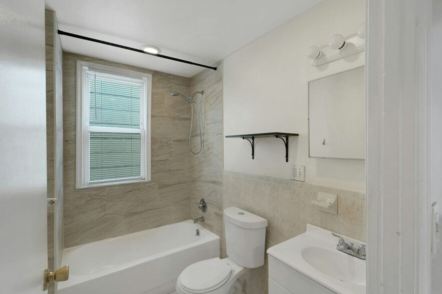 Building Photo - 496 S 21st St