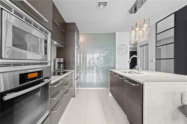 Building Photo - 900 Biscayne Blvd