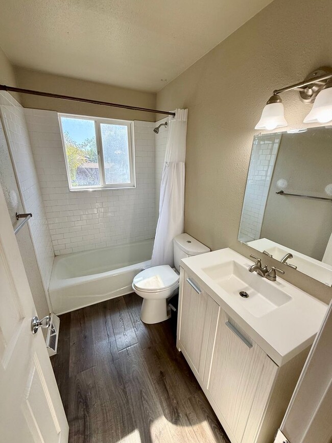 Building Photo - 3 Bedroom Home with Large Yard