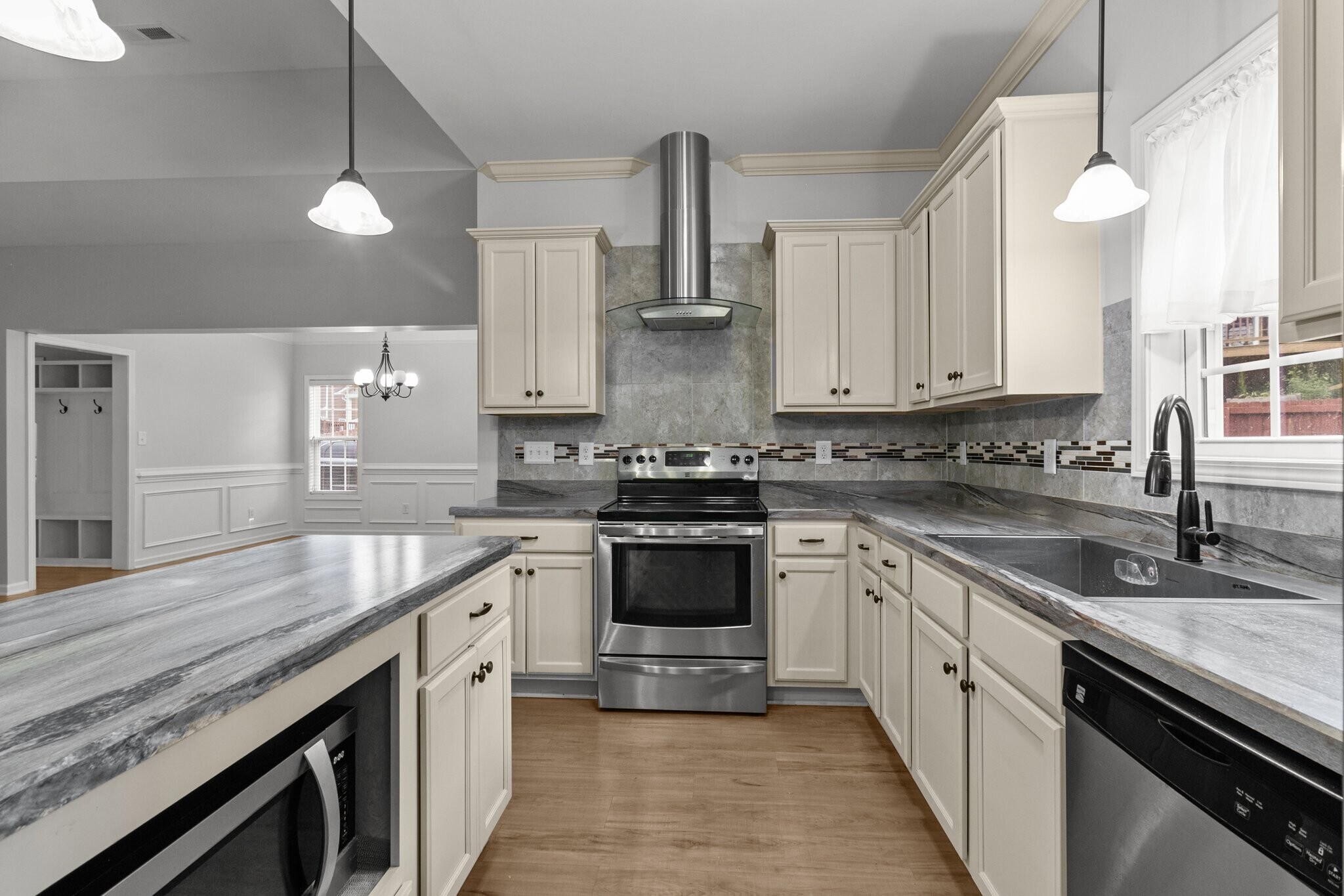 Building Photo - 6471 Chamblee Dr