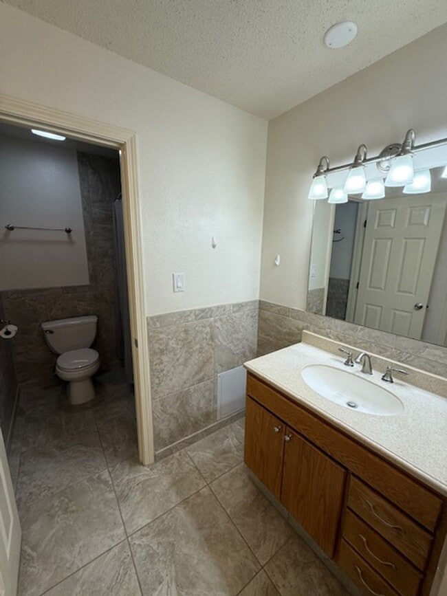 Building Photo - Beautiful 2 bedroom 2.5 bathroom with two ...