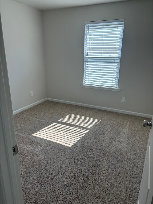 Building Photo - 135 Umbrella Wy