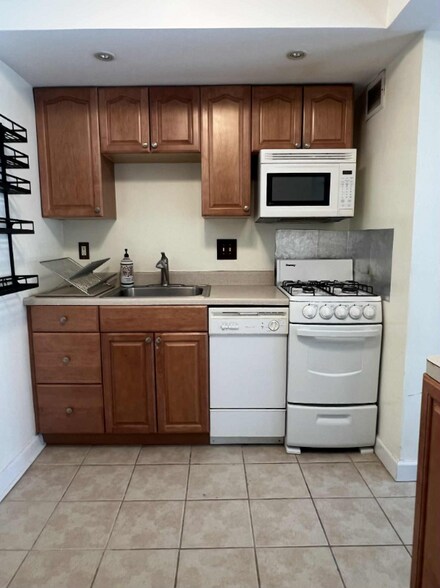 Building Photo - 1801 Clydesdale Pl NW