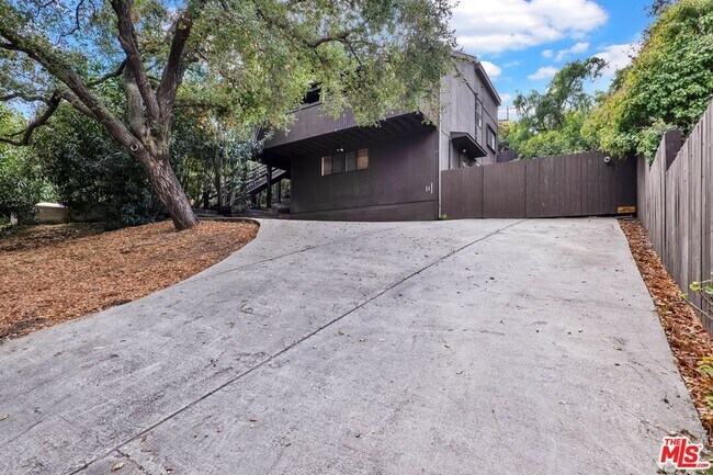 Building Photo - 2039 Tuna Canyon Rd