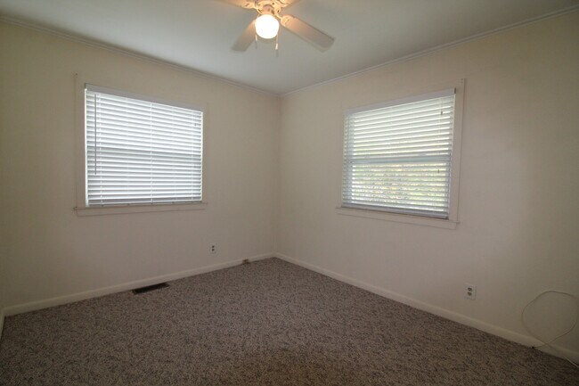 Building Photo - Absolutely adorable home in Oak Ridge