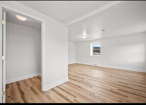 Building Photo - 810 Hays St