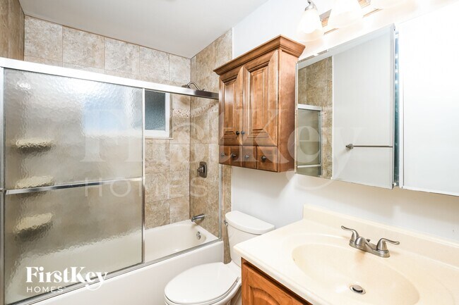 Building Photo - 2278 Hialeah St