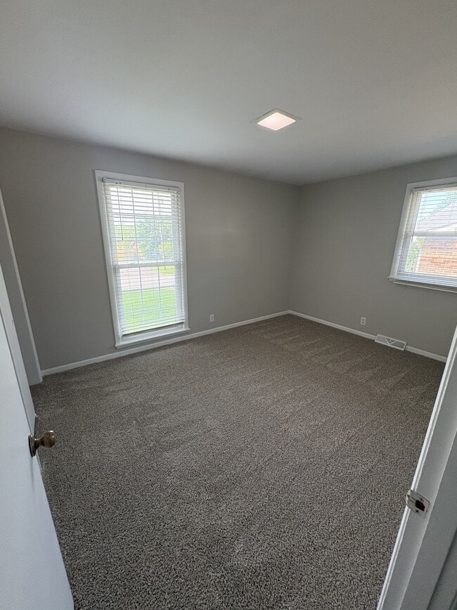 Building Photo - 529 Des Moines Dr